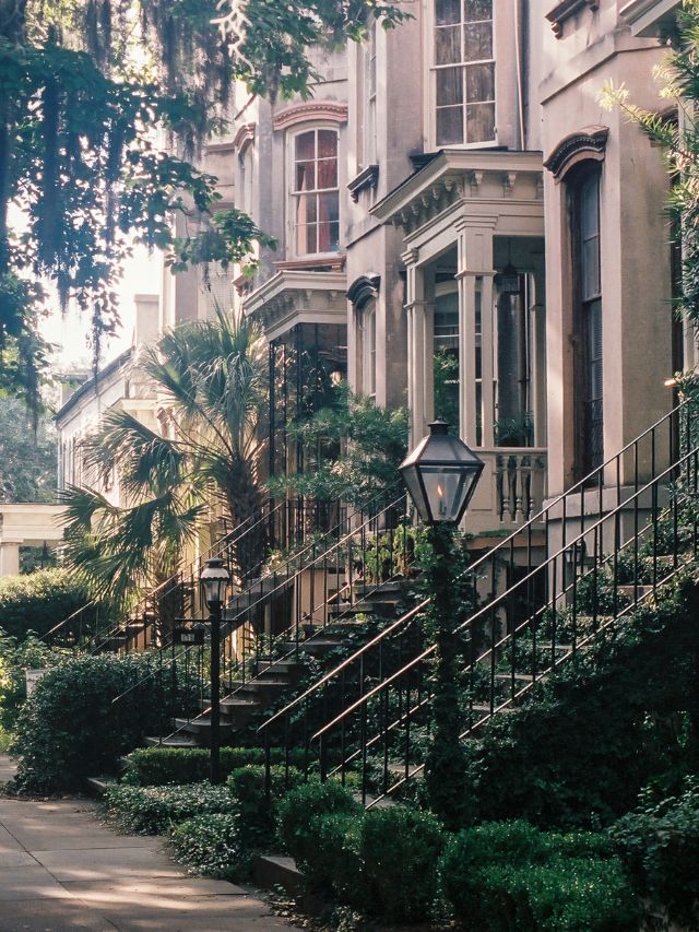 3 Reasons Why You Should Visit The Historic Savannah District 